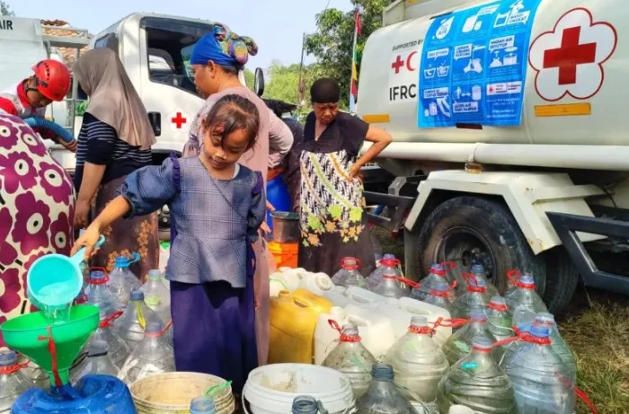 PMI Salurkan 250 Ribu Liter Air Bersih untuk Warga Terdampak Kekeringan di Bekasi