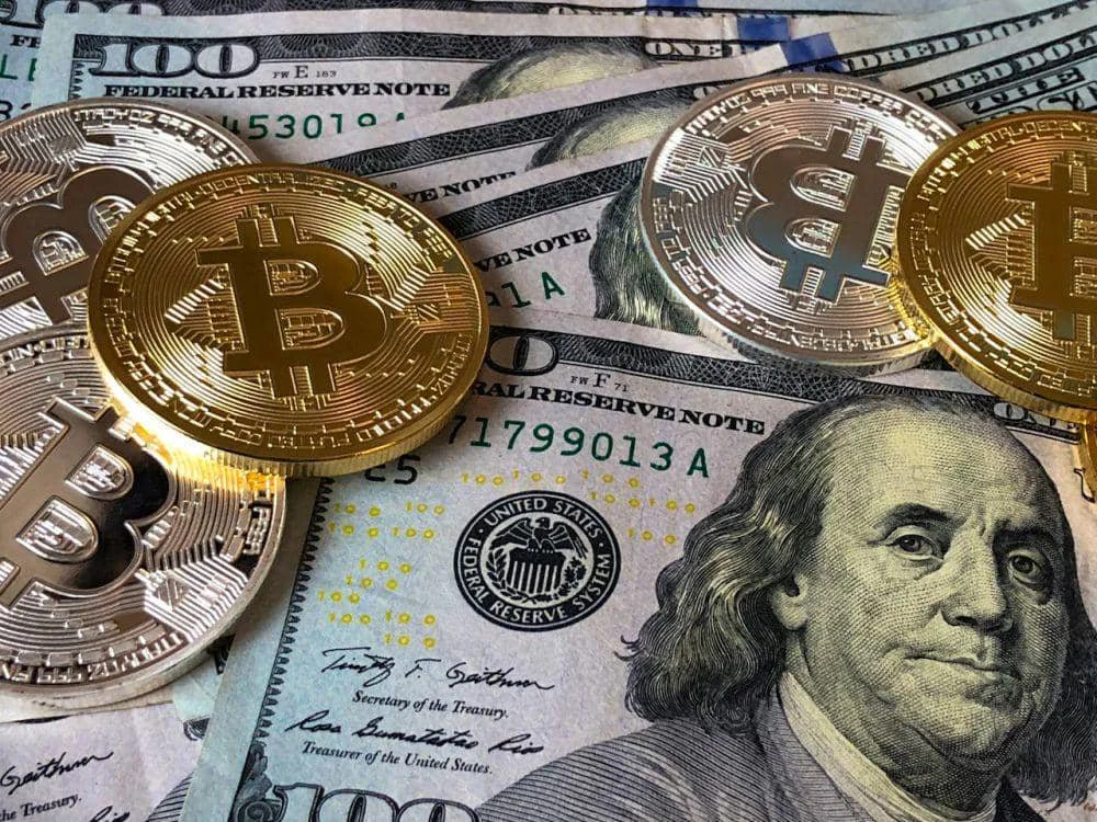 ilustrasi uang dan bitcoin