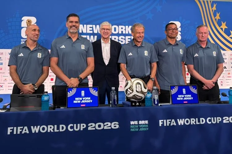 Pablo Zabaleta, Pascal Zuberbuehler, Arsene Wenger, Juergen Klinsmann, Gilberto Silva, dan Michael O'Neill dalam Media Briefing FIFA Technical Study Group di Piala Dunia 2026 di Stadion New York New Jersey, Sabtu (18/7/2026).