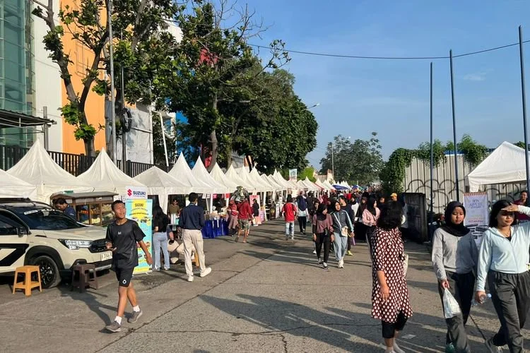 Jejeran tenant UMKM di Car Free Day (CFD) Jalan Margonda Raya (sebelah ITC Depok), Kota Depok, Minggu (11/5/2025).