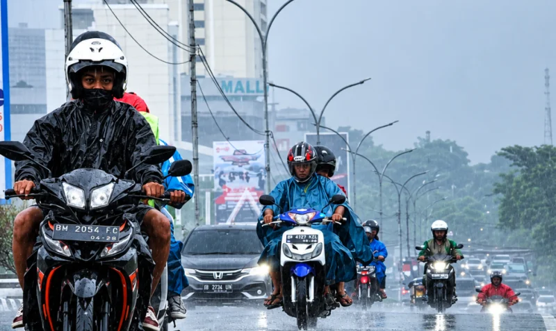 BMKG Ingatkan Potensi Hujan Disertai Petir di Sejumlah Kota Besar Indonesia pada Minggu