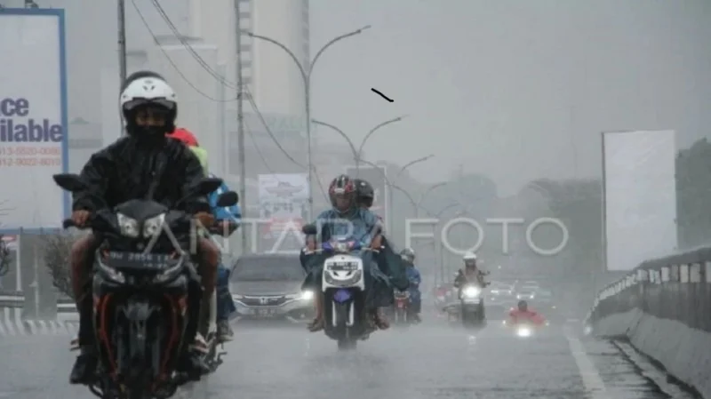 Warga Diminta Waspada! Dinamika Atmosfer Picu Hujan Lebat dan Petir di Sejumlah Kota