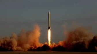 Mencekam! Hujan Rudal Iran Sasar Hanggar Pesawat Tempur Amerika Serikat
