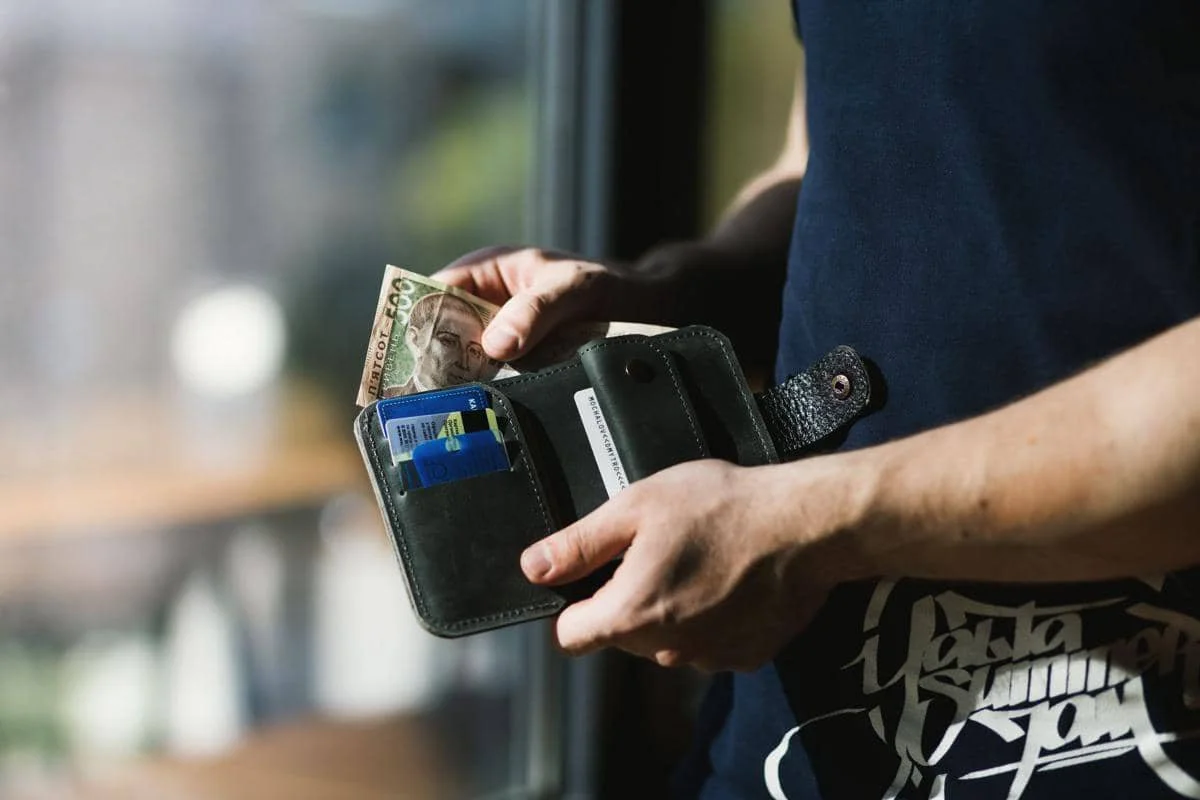 ilustrasi dompet kulit 