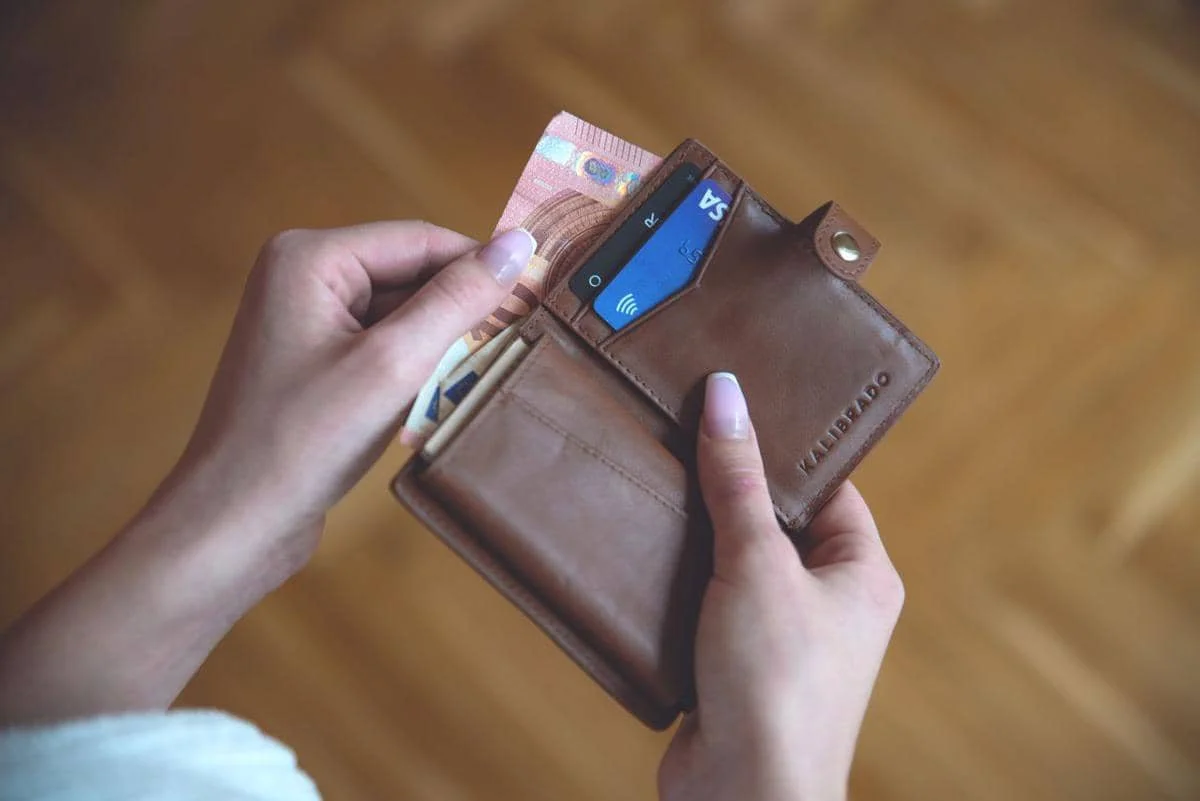 ilustrasi dompet kulit 