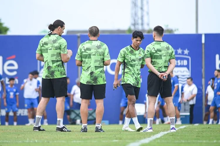 Legenda Persib Bandung Achmad Jufriyanto memulai tugas barunya sebagai asisten pelatih Igor Tolic menatap musim kompetisi Super League 2026-2027. 