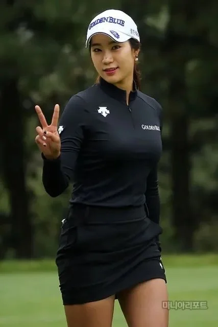 monokrom hitam outfit golf