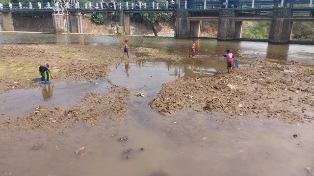 Warga Katulampa Terpaksa Beli Air Galon karena Sumur Mengering