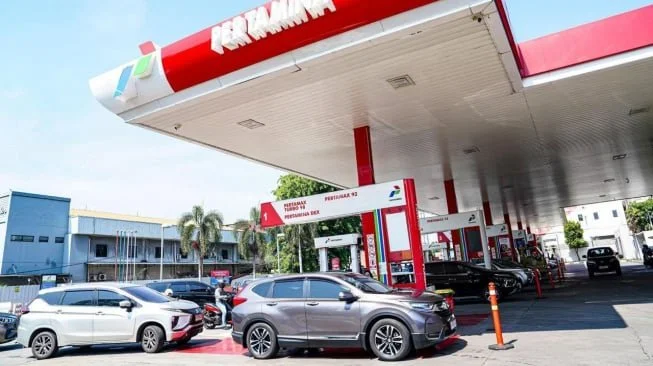 Ilustrasi suasana pengisian BBM di SPBU. [dok Pertamina]