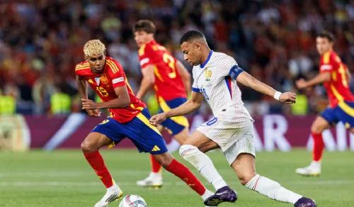 Lamine Yamal vs Kylian Mbappe pada laga Timnas Spanyol vs Timnas Prancis di Euro 2024 (Foto: FIFA)