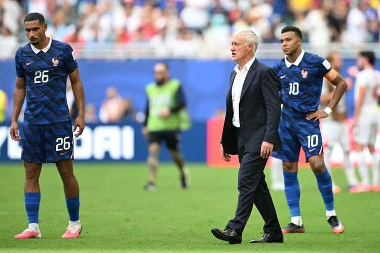 Pelatih kepala timnas Perancis, Didier Deschamps, memberi isyarat pada pertandingan perebutan tempat ketiga Piala Dunia 2026 antara Prancis dan Inggris di Stadion Miami, Miami, pada 18 Juli 2026.