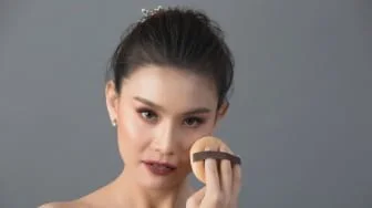 5 Rekomendasi Bedak Padat untuk Kulit Berminyak sesuai Review dan Harga