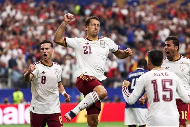 Mikel Oyarzabal, merayakan gol pertama timnya dalam pertandingan semifinal turnamen sepak bola Piala Dunia 2026 antara Prancis dan Spanyol di Stadion Dallas, Arlington, pada 14 Juli 2026.