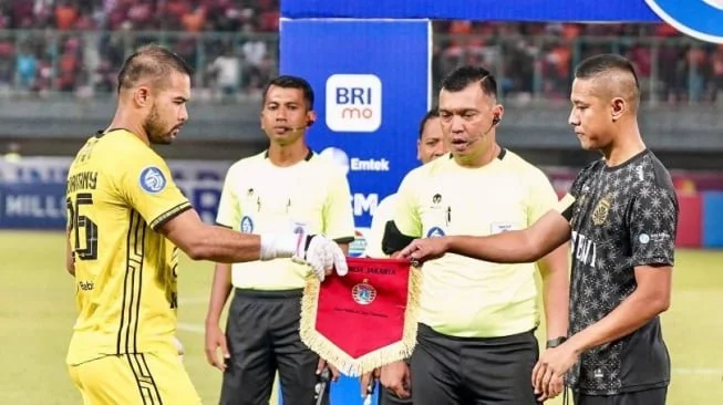 Kiper Persija Jakarta Andritany Ardhiyasa dan bek Bhayangkara FC Indra Kahfi memutuskan pensiun. [Instagram @indrakahfi.27]