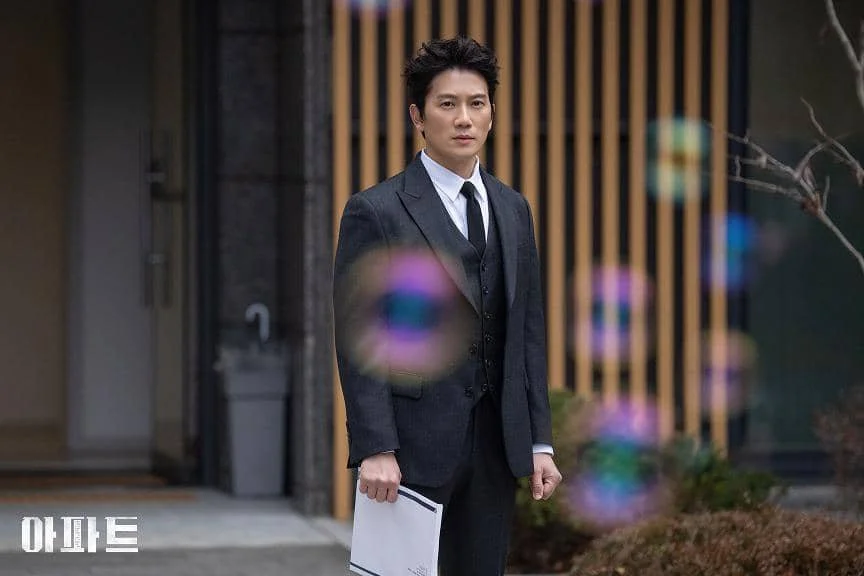 Ji Sung di The Apartment Job