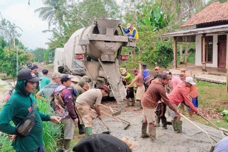 Tak Mau Terus Menunggu Anggaran Pemerintah, Warga di Lampung Timur Patungan Bangun Jalan Impian