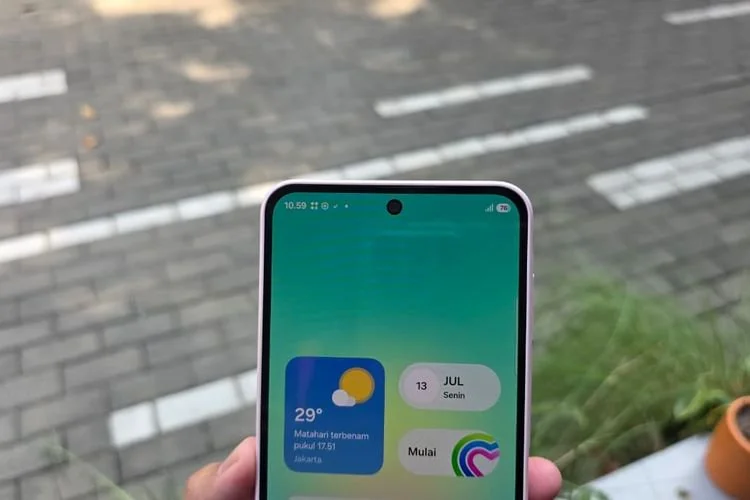 Samsung Galaxy A27 5G kini mengusung desain Infinity-O Display sebagai rumah kamera depan (kamera selfie).