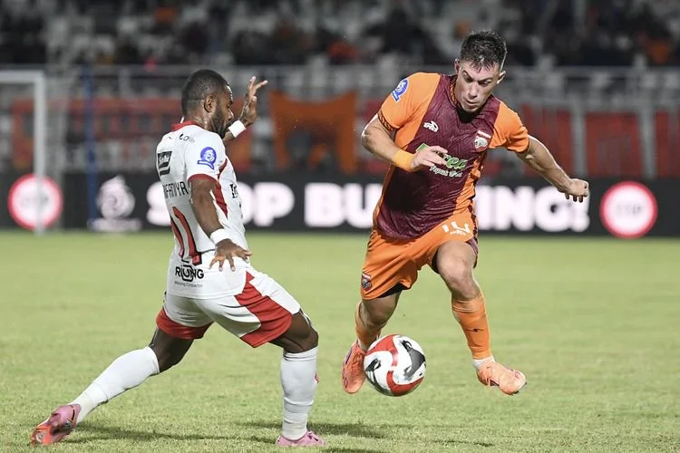 Penyerang Borneo FC Samarinda Mariano Peralta (kanan) berusaha melewati hadangan pemain Bali United FC Yabes Roni (kiri) dalam lanjutan Super League 2025-2026 di Stadion Segiri Samarinda, Kalimantan Timur, Minggu (30/11/2025). Borneo FC Samarinda dikalahkan Bali United FC dengan skor akhir 0-1. ANTARA FOTO/M Risyal Hidayat/nz