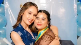Beri Kail Bukan Ikan: Inspirasi Cinta Laura Biayai Kuliah Asisten Pribadinya