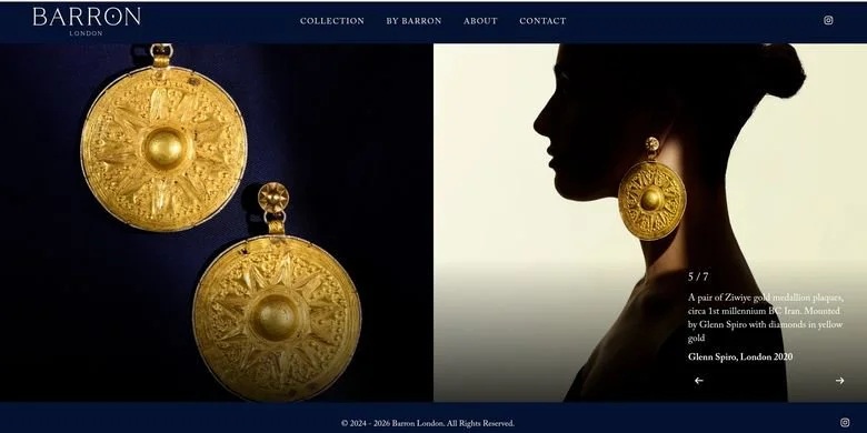 Anting kuno yang berasal dari Iran dari jenama Barron London, yang digunakan oleh Zendaya saat mempromosikan film terbarunya, The Odyssey, di London, Inggris.