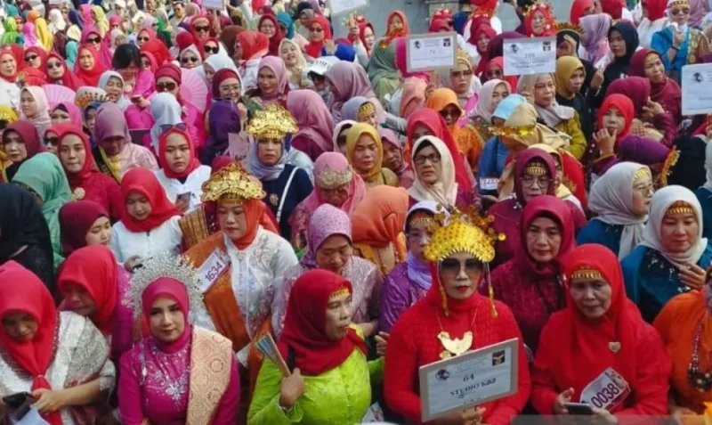 Seribuan Warga Palembang Meriahkan Parade Kebaya di Jembatan Ampera untuk Hari Kebaya Nasional 2026