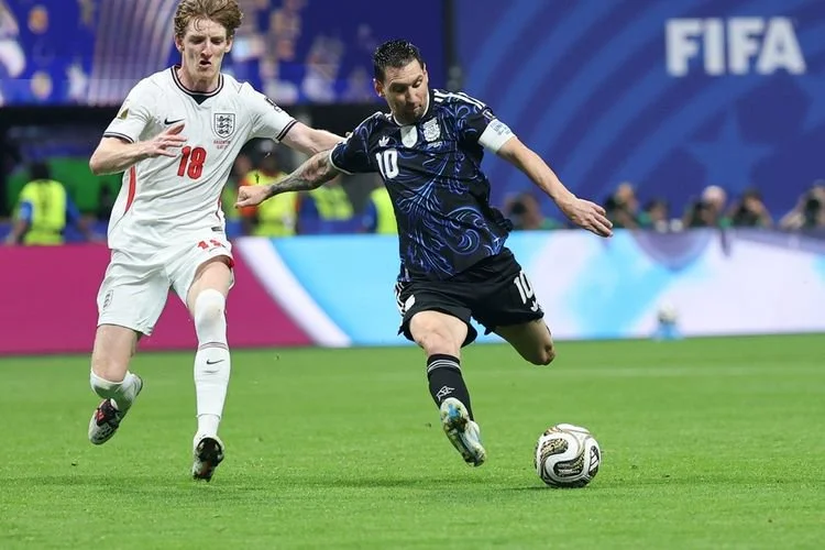 Kapten Timnas Argentina Lionel Messi (kanan) bertanding dalam laga semifinal antara Inggris vs Argentina pada Piala Dunia FIFA 2026 di Atlanta Stadium, Atlanta, Amerika Serikat, Kamis (16/7/2026) dini hari WIB.