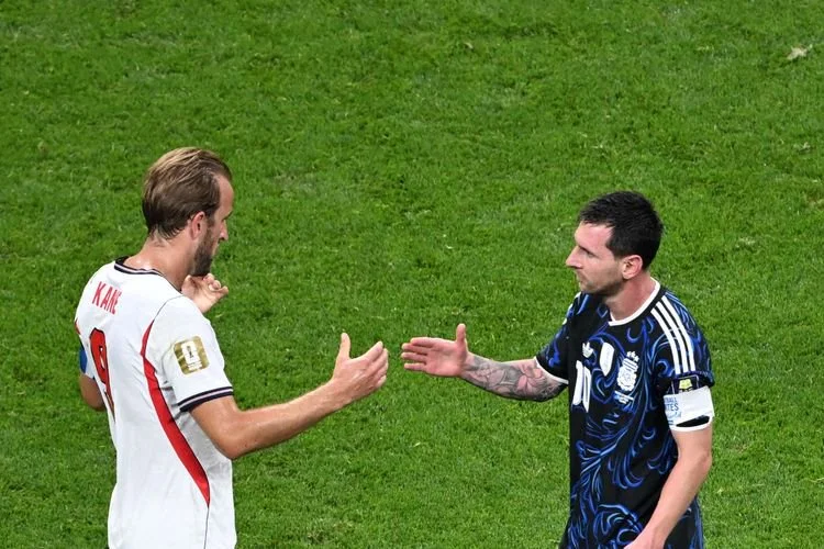 Lionel Messi dari timnas Argentina bereaksi bersama Harry Kane dari timnas Inggris setelah pertandingan semifinal antara Argentina dan Inggris di Piala Dunia 2026 di Stadion Atlanta di Atlanta, Amerika Serikat, 15 Juli 2026.