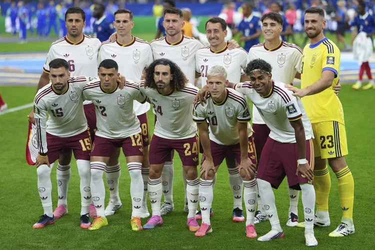 Para pemain Timnas Spanyol berpose untuk foto bersama sebelum pertandingan semifinal antara Perancis vs Spanyol dalam Piala Dunia FIFA 2026 di Stadion Dallas, Dallas, Amerika Serikat, pada 14 Juli 2026 waktu setempat.