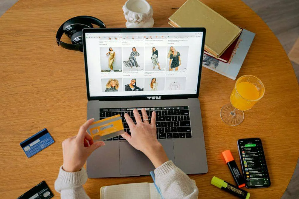 ilustrasi berbelanja online (pexels.com/Antoni Shkraba)