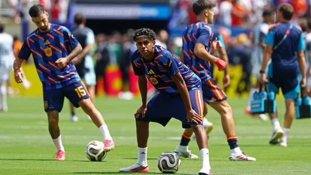 Soccer Football - FIFA World Cup 2026 - Final - Spain v Argentina - New York/New Jersey Stadium, East Rutherford, New Jersey, U.S. - July 19, 2026 Spain's Lamine Yamal during the warm up before the match REUTERS/Kai Pfaffenbach