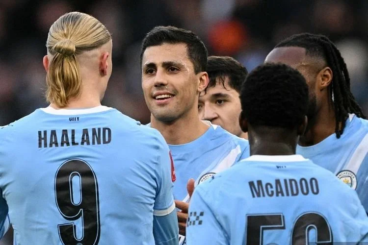 Para pemain Manchester City merayakan gol Rodri ke gawang Exeter City pada laga babak ketiga Piala FA di Stadion Etihad, Sabtu (10/1/2026).