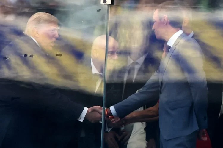 Presiden AS Donald Trump (kiri) berjabat tangan dengan Perdana Menteri Spanyol Pedro Sanchez di samping Presiden FIFA Gianni Infantino (tengah) menjelang pertandingan final Piala Dunia 2026 antara Spanyol dan Argentina di Stadion New York/New Jersey di East Rutherford pada 19 Juli 2026 sore waktu setempat atau Senin (20/7/2026) dini hari WIB.