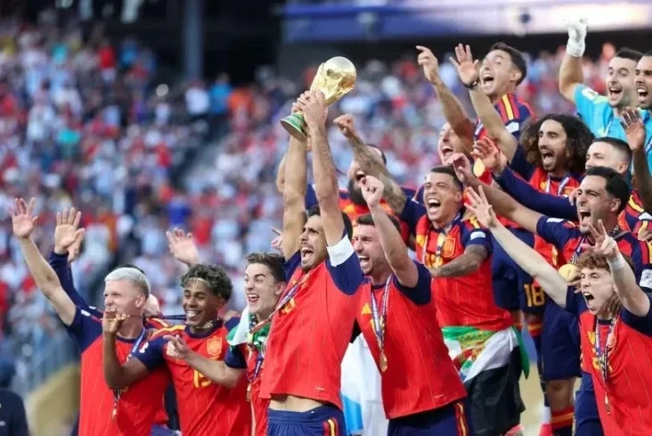 Momen Spanyol Angkat Trofi Piala Dunia 2026, Rodri Disetop Trump Sebelum Selebrasi
