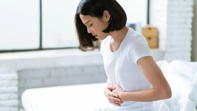 10 Kebiasaan Makan yang Merusak Lambung, Jangan Dianggap Sepele