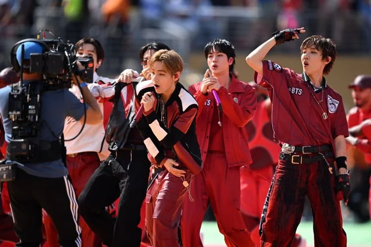 BTS tampil dalam halftime show dalam laga final Spanyol melawan Argentina di Piala Dunia 2026 di New Jersey Stadium, New York, Amerika Serikat, Minggu (19/7/2026).