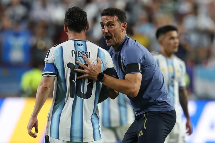 Pelatih Argentina, Lionel Scaloni, memberi instruksi kepada Lionel Messi dalam pertandingan Piala Dunia 2026 melawan Swiss di Stadion Kansas pada 11 Juli 2026.  