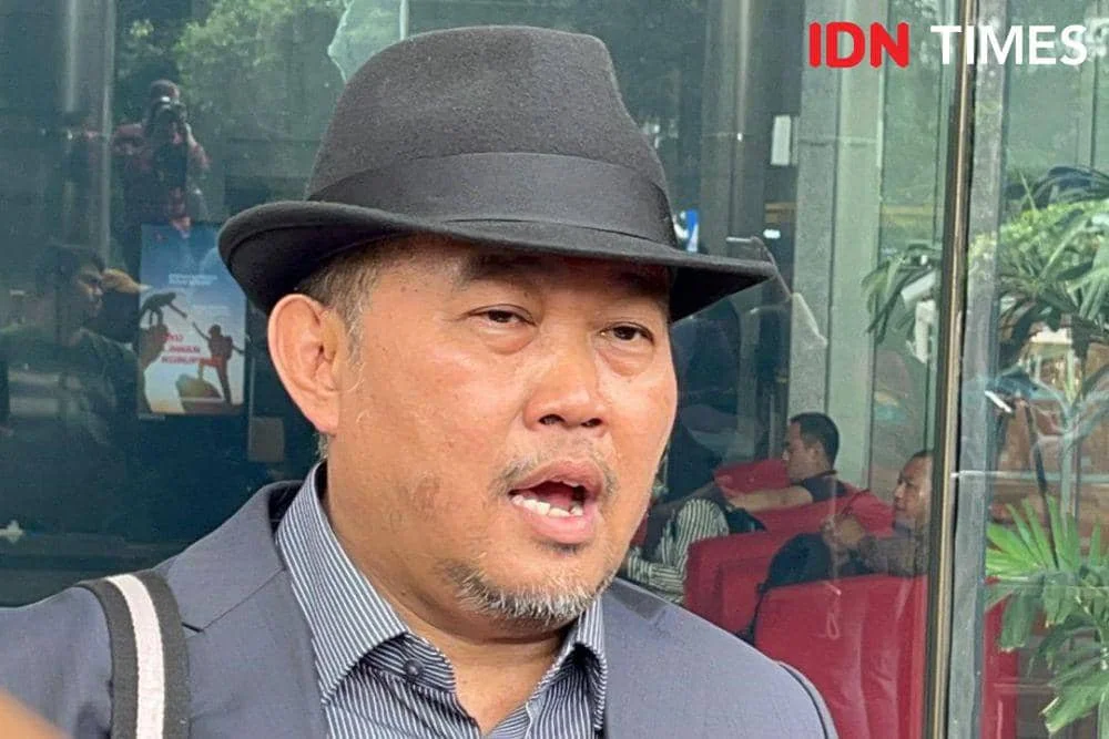 Advokat Boyamin Saiman melaporkan dugaan korupsi penerbitan sertifikat tanah di kawasan pagar laut Tangerang, Banten ke KPK pada Kamis (23/1/2025). (IDN Times/Aryodamar)