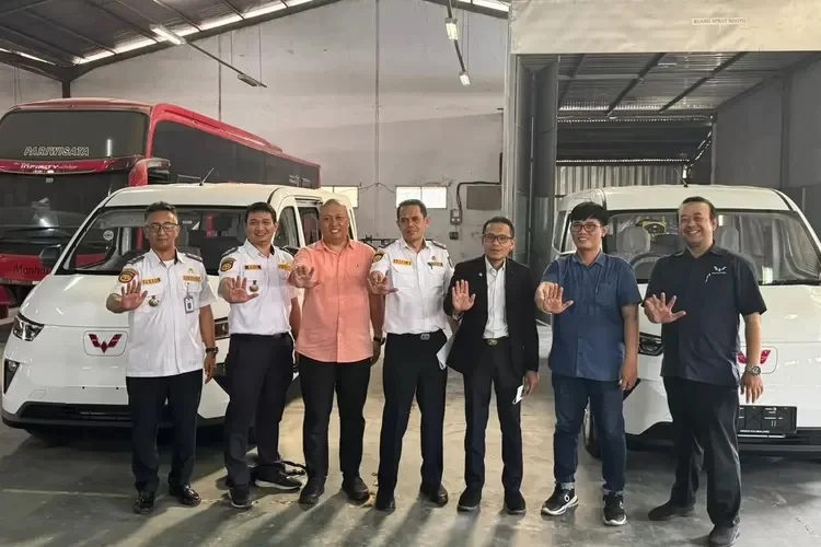 Pelaksana Tugas (Plt) Kepala Dishub Kota Depok, Aan Syurahman (ketiga kiri) memastikan kesiapan operasional angkutan kota (angkot) listrik pengganti trayek D10A melalui pengecekan langsung di lokasi karoseri