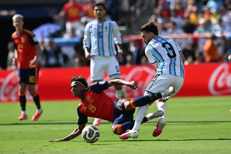 Penyerang Timnas Spanyol Lamine Yamal (kiri) bersaing dengan Bek Timnas Argentina Nicolas Tagliafico selama pertandingan final Piala Dunia 2026 antara Spanyol vs Argentina  di Stadion New York New Jersey, Amerika Serikat, Senin (20/7/2026) dini hari WIB. 