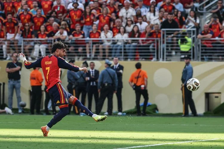Aksi penyerang timnas Spanyol Ferran Torres saat mencetak gol ke gawang timnas Argentina dalam laga final Piala Dunia 2026 di Stadion MetLife, New Jersey, Amerika Serikat, pada Minggu (19/7/2026). (Foto oleh ODD ANDERSEN/AFP)