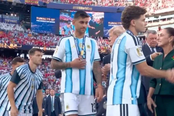 Viral! Momen Pemain Argentina Tolak Jabat Tangan Trump di Podium Final Piala Dunia 2026