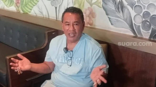 Hotman Paris Hutapea ditemui di Grogol, Jakarta Barat pada Minggu (6/4/2025). [Suara.com/Rena Pangesti]