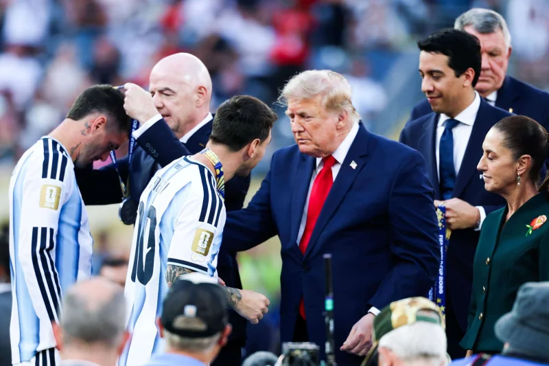 Seorang pemain Argentina menolak berjabat tangan dengan Donald Trump dan langsung berjalan melewatinya setelah kalah di final Piala Dunia