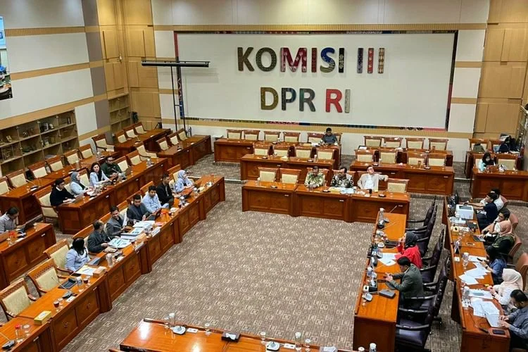 Suasana rapat perdana pembahasan Rancangan Undang-Undang (RUU) Perampasan Aset oleh Komisi III DPR RI, Kamis (15/1/2026).