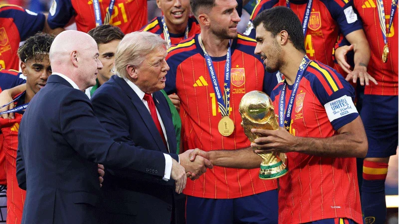 Adegan yang sangat aneh! Presiden AS Donald Trump memaksakan diri untuk tampil di depan saat upacara penyerahan trofi Piala Dunia Spanyol