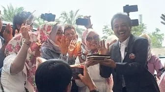 Roy Suryo Rayakan Ultah di Pengadilan, Potongan Kue Brownies Pertama Diberikan ke Eks Wakapolri