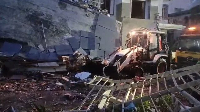 Petugas Pakai Alat Berat Evakuasi 4 Warga Terjebak Reruntuhan Rumah di Medan
