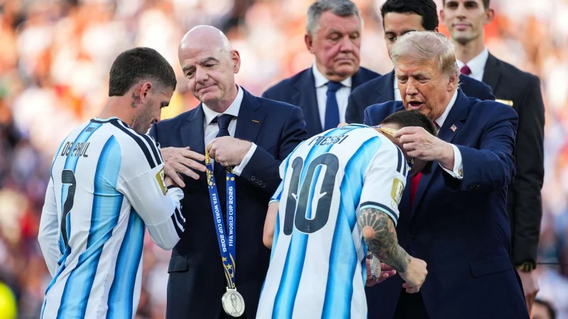 'Mengubah orang asing menjadi teman' - Final Piala Dunia FIFA menampilkan Shakira, Justin Bieber, dan Donald Trump, namun sepak bola justru tenggelam dalam kemeriahan acara tersebut