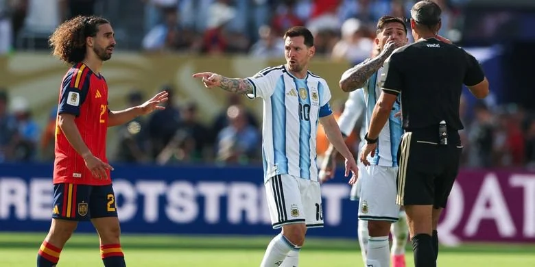 Lionel Messi, menunjuk bek Spanyol bernomor punggung 24, Marc Cucurella, saat wasit asal Slovenia Slavko Vincic dan Enzo Fernandez, terlibat perdebatan dalam pertandingan final turnamen sepak bola Piala Dunia 2026 antara Spanyol dan Argentina di Stadion New York/New Jersey di East Rutherford pada 19 Juli 2026.