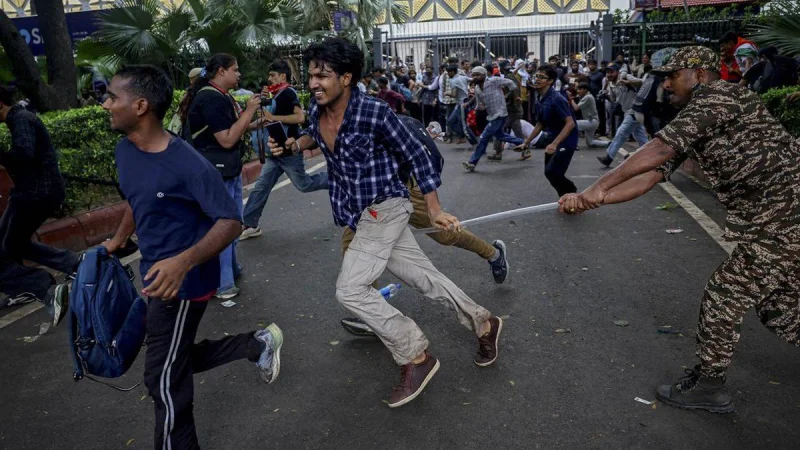 FOTO: Partai Kecoa Guncang India, Aparat Pukuli Demonstran Muda